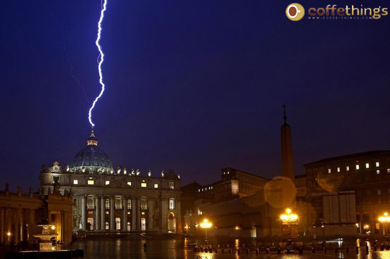 Raio atinge Basílica de S. Pedro em dia de renúncia do Papa