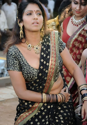 Bhuvaneswari-Hot-Sizzling-Dance-in-an-It