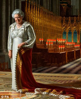 Αγγλία: Πατέρας 2 παιδιών και μέλος της Fathers 4 Justice, έβαψε με σπρέι σπάνιο πορτραίτο της Βασίλισσας Ελισάβετ, διαμαρτυρόμενος για την Ημέρα του Πατέρα.   