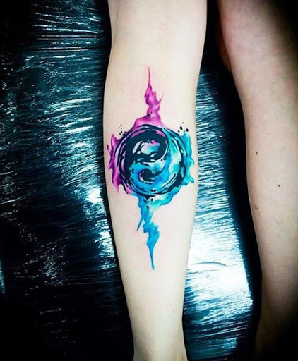 Um orb como Yin Yang tatuagem. O símbolo é envolto em uma esfera como a estrutura de ecrã plasma com efeitos flutuando em torno dele.