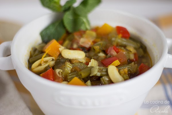 Sopa de verduras y judías blancas con hierbas aromáticas