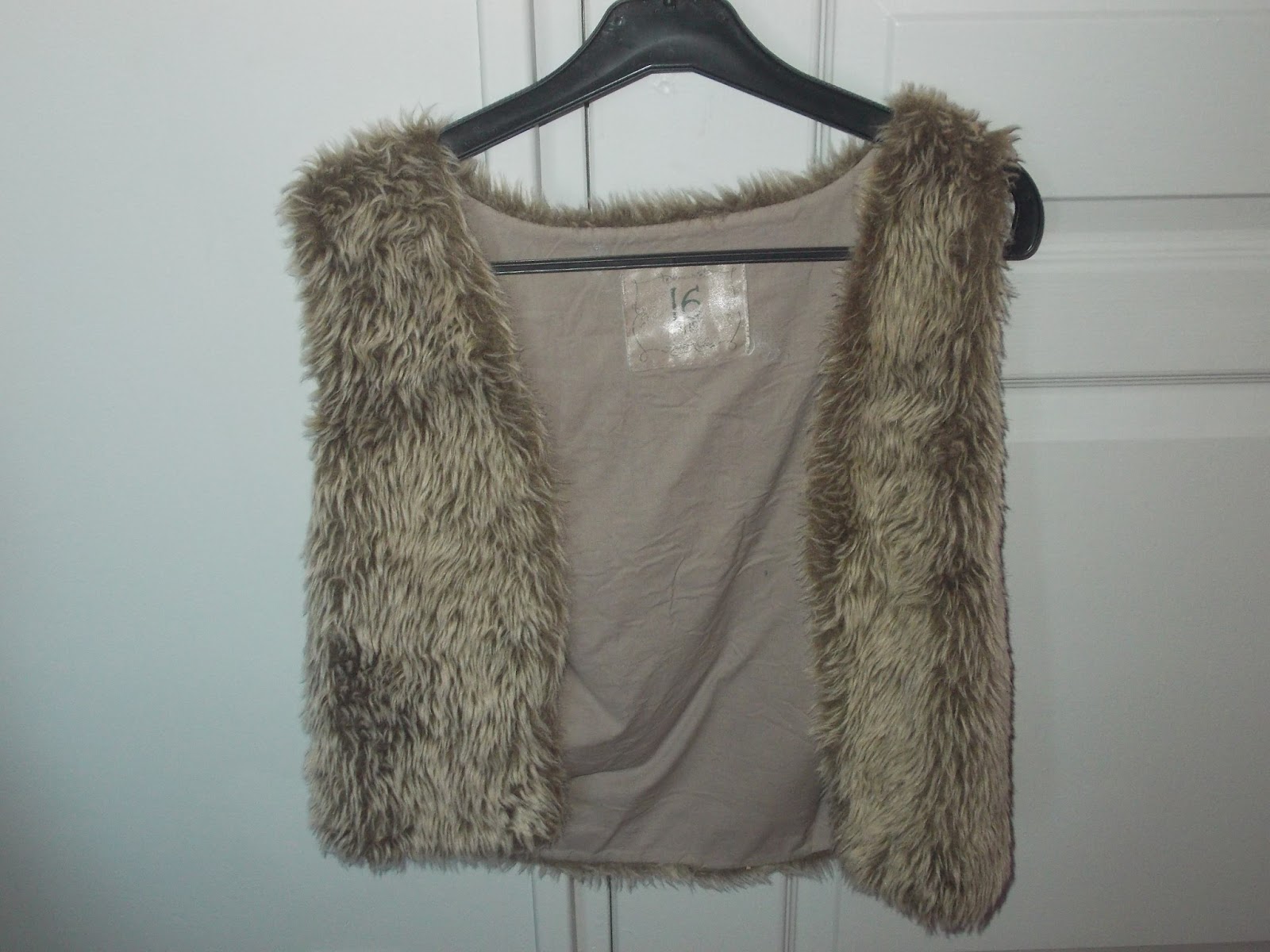 Blogfilles d'Emma et Lucy: GILET EN PEAU DE MOUTON