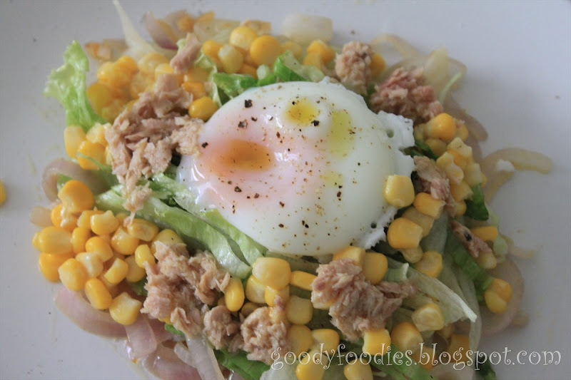 GoodyFoodies Quick Lunch Salad with tuna, sweetcorn, iceberg lettuce and poached egg with