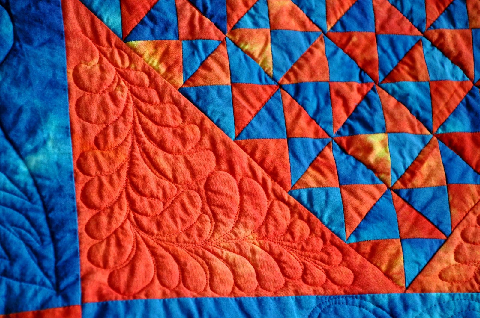 COLOURS AND FABRICS Feather quilting on my Amish quilt