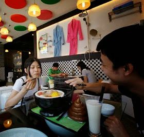 فقط في الصين: استمتع بوجبتك الآن فى مطعم المرحاض