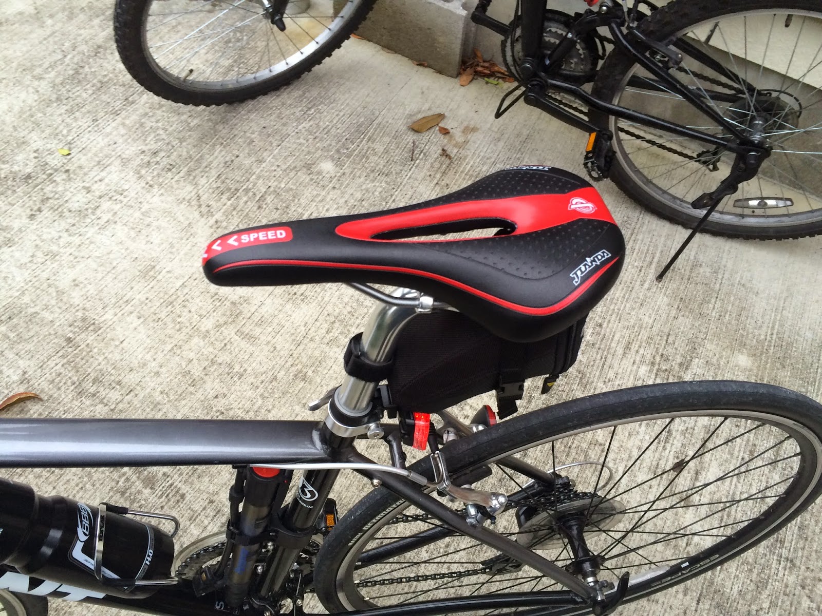 メタボおやじのクロスバイクな日々 ESCAPE R3 サドル交換 メタボおやじのクロスバイクな日々 ESCAPE R3 サドル交換