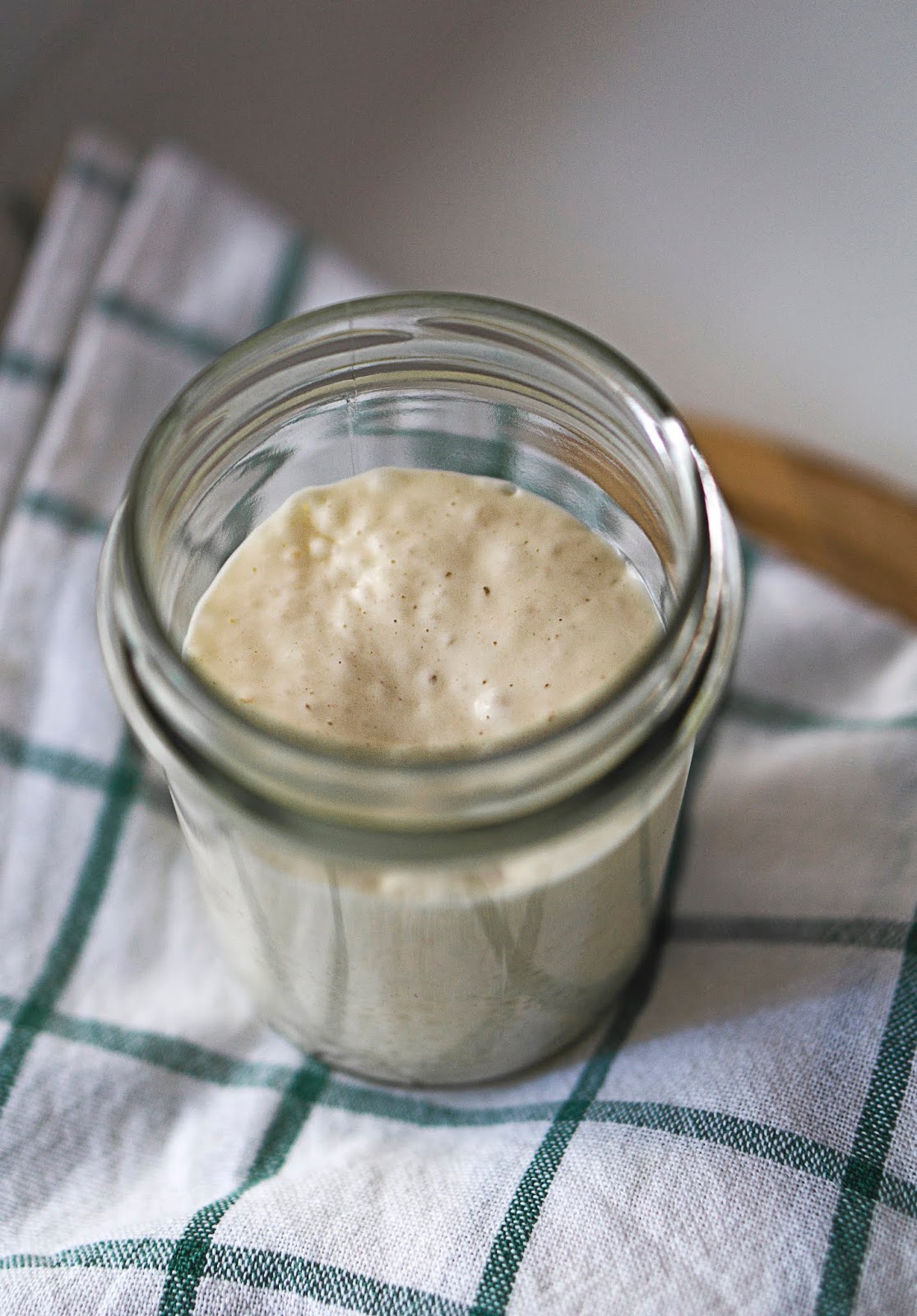 Хлебная закваска. Хлеб на закваске. Закваска из ржаной муки. Пшеничная закваска на пике. Закваска.