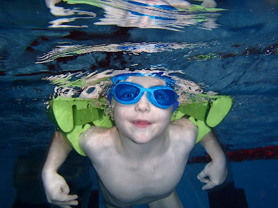 Dzieci w basenie, nauka pływania, pływanie z dzieckiem, basen Korona w Krakowie