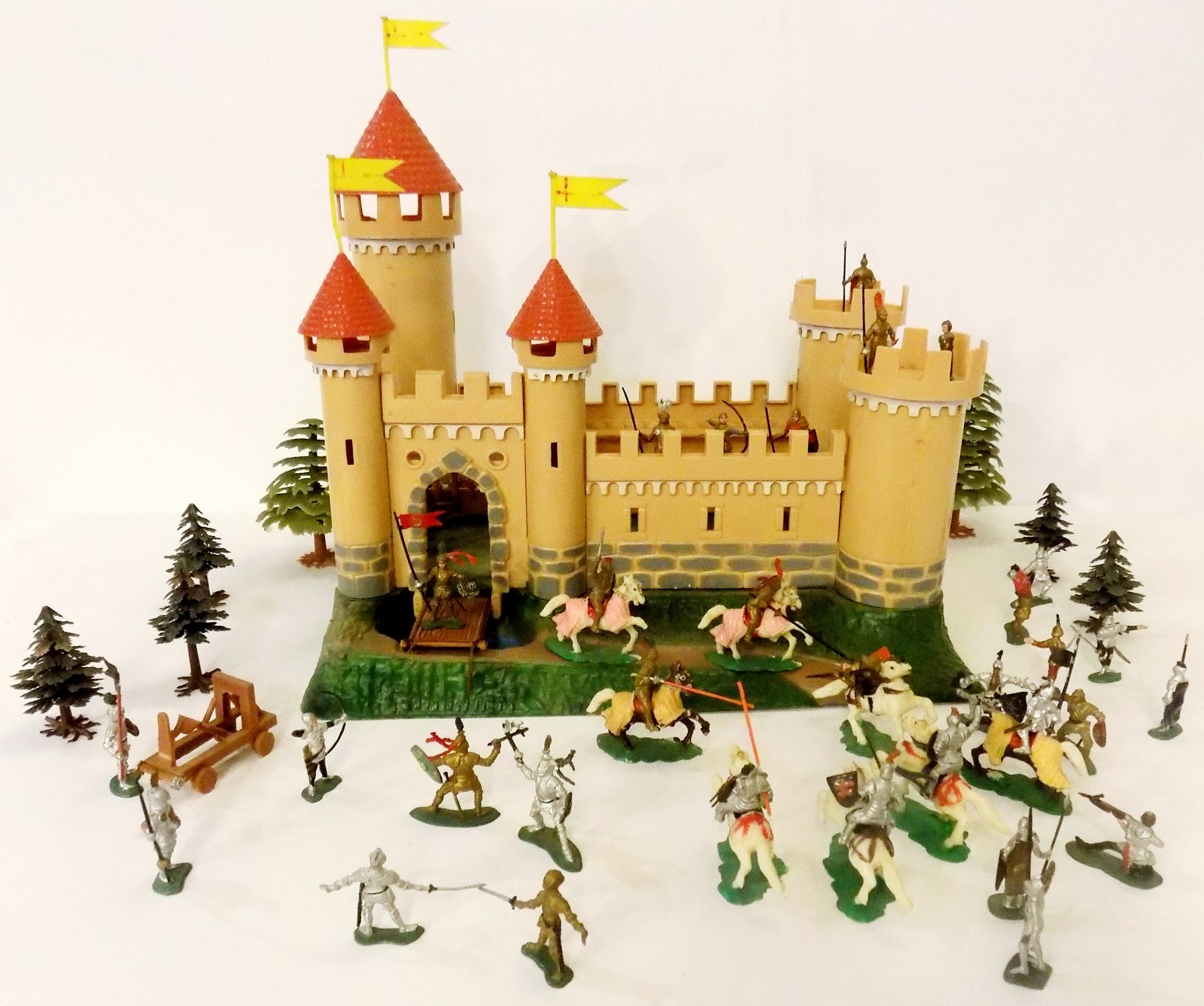 Toys and Stuff Marx Miniature Knights and Castle Playset Pt 1