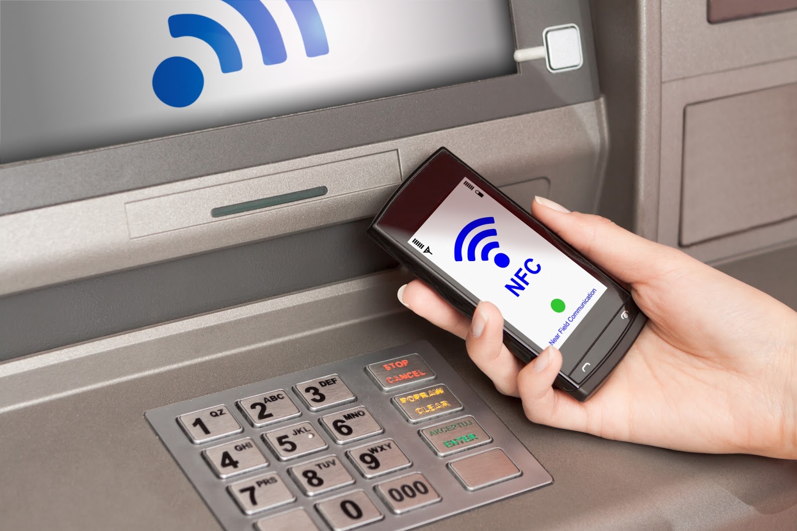 Снятие денег с телефона. Банкомат Сбер с NFC-модулем. Бесконтактный считыватель карт на банкоматах. NFC считыватель на банкомате. Терминал банка.