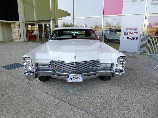voiture Cadillac blanche