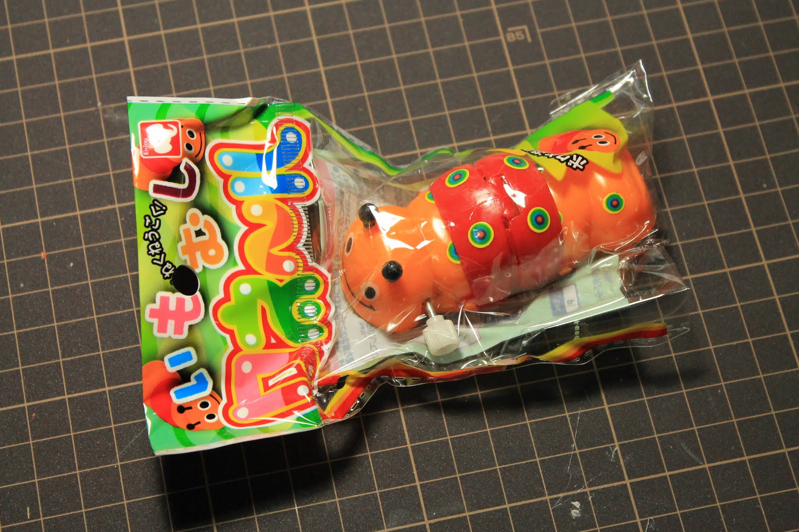 ぜんまいおもちゃ いもむしクネール ばかおもちゃ製作所