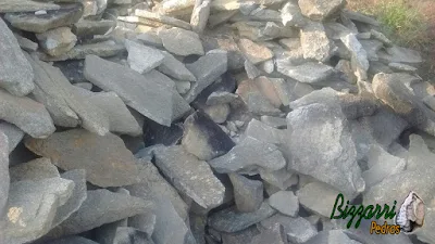 Pedra moledo para revestimento de pedra na construção de gruta de pedra com tamanhos de 10 cm a 30 cm.