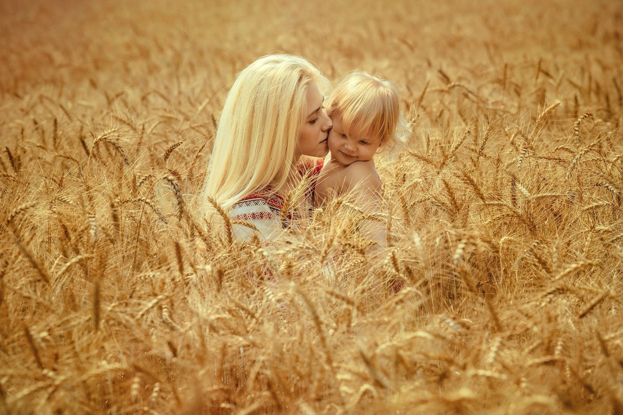 Как будет по русски мама. Мама с ребенком в поле. Женщина с ребенком в поле. Семья в поле. Поле пшеница семья.