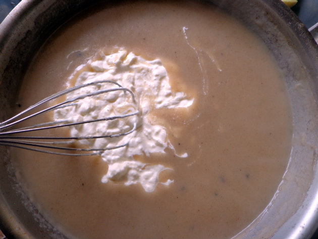 Swedish (Ikea) meatballs by Laka kuharica: stir in sour cream