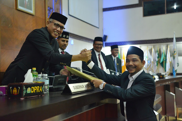 Plt Gubernur Aceh, Nova Iriansyah menghadiri Rapat Paripurna DPR Aceh dalam Rangka Penyerahan KUA-PPAS TA 2019 dan Rapat Paripurna Khusus DPR Aceh dalam Rangka Penyampaian Rancangan Qanun Aceh Tahun 2018 di Gedung Utama DPR Aceh, Senin 06-08-2018.