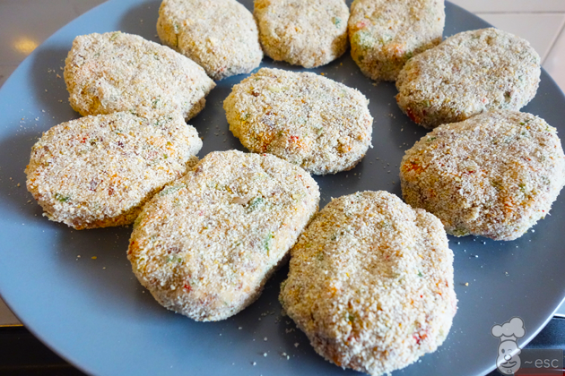 Cómo hacer nuggets veganos caseros de arroz rojo con salsa de yogur