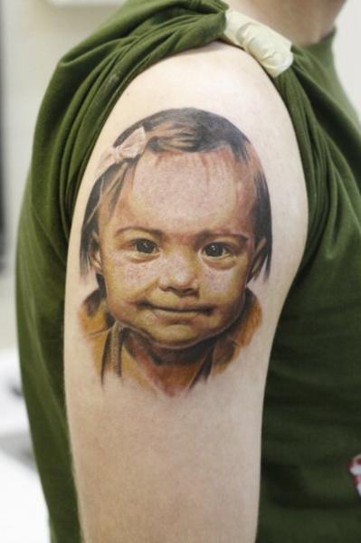 Tatuaje en el brazo de un chico, el tatuaje es de un bebe