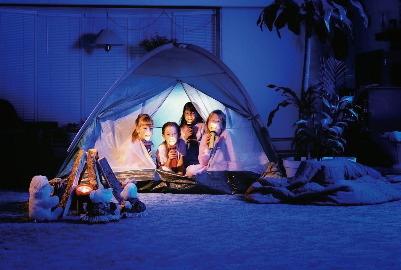 Stay in a camp. Семья в палатке. Палатка в квартире. Палатка для детей. Кемпинг с детьми.