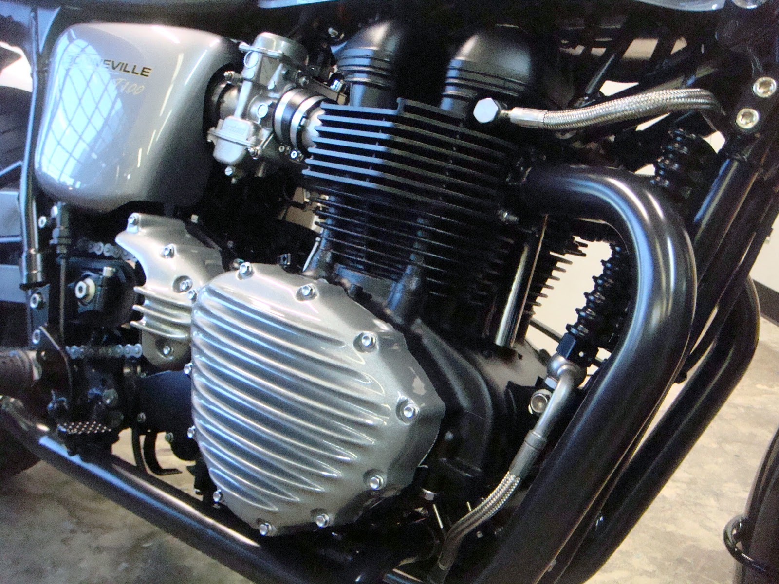 MOTOMO: 2012 Triumph Bonneville T100