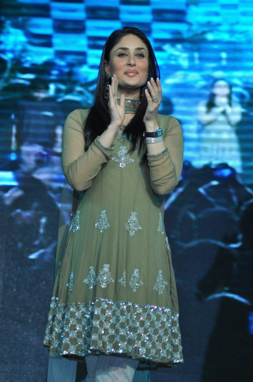 High Quality Bollywood Celebrity Pictures: Kareena Kapoor Looks Super