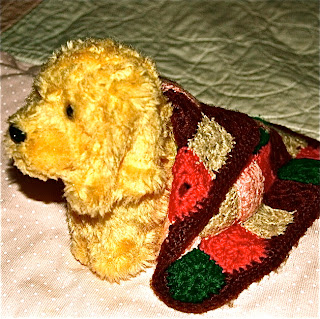 NIñas juegan con sus muñecos envueltos con las mantas de abuela hechas a ganchillo NIñas juegan con sus muñecos envueltos con las mantas de abuela hechas a ganchillo