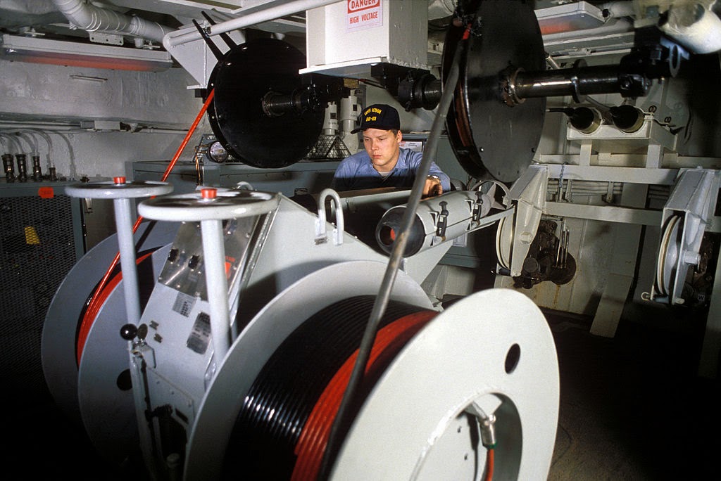 SLQ-25_Nixie_aboard_USS_Iowa.jpg