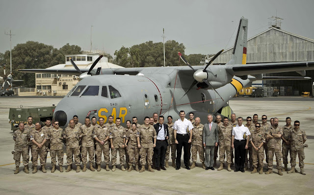 El Príncipe Felipe visita a las tropas desplegadas en la operación ‘Atalanta'