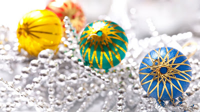 Zilveren decoratie en gekleurde kerstballen