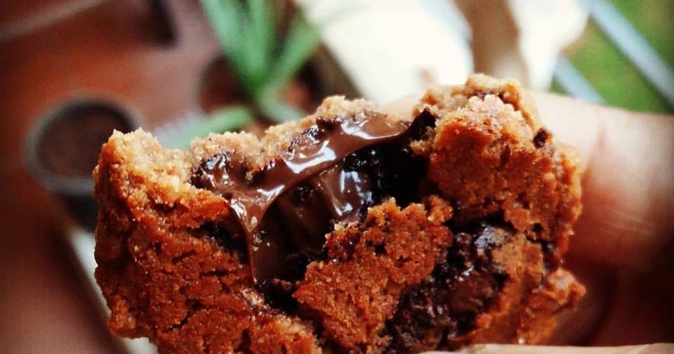 Whole wheat chocolate and almond cookies with chocolate chunks