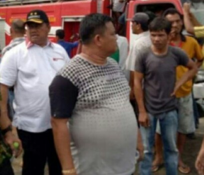 Bupati Labura Kharuddin Syah meninjau mobil pemadam kebakaran.