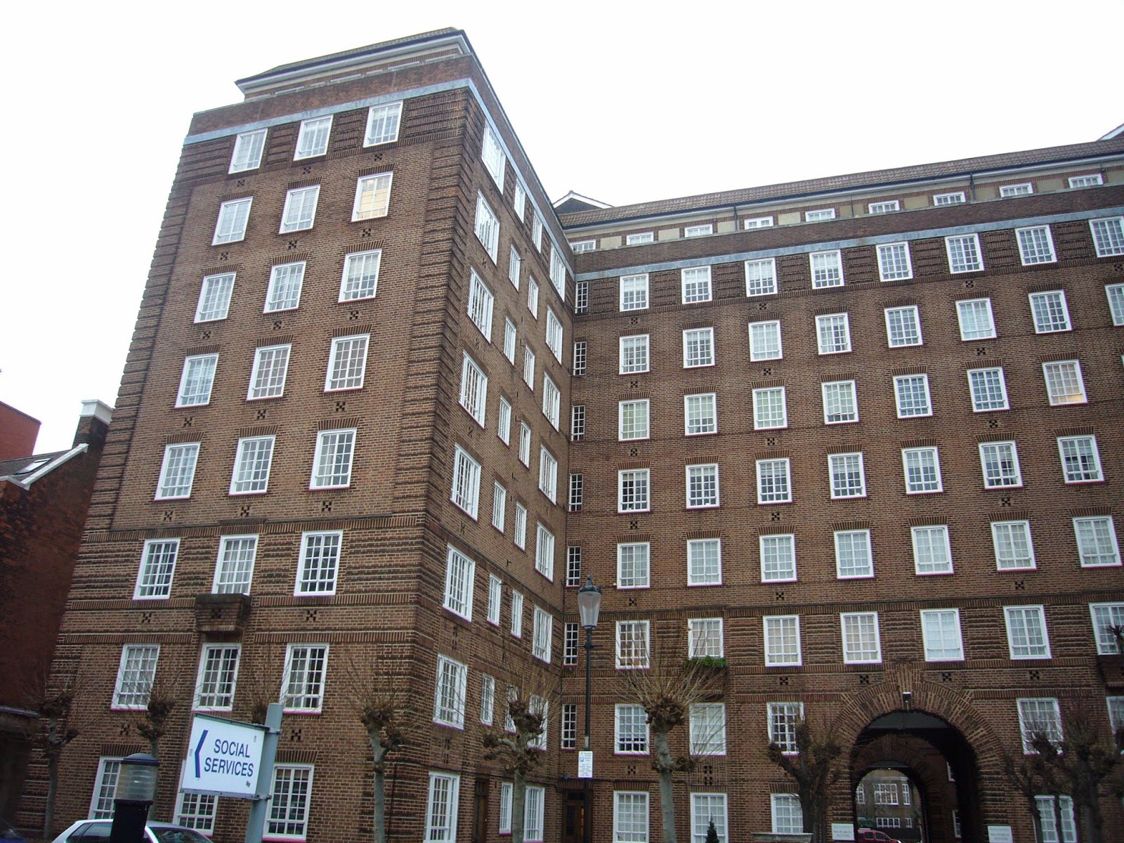 Holmes and Poirot in London ロンドン スワンコート（Swan Court）