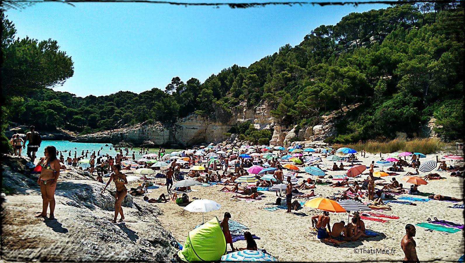 Menorca Minorque Baleares Espagne vacances holidays plage beach playa Europe Cala Mitjana crique parasols
