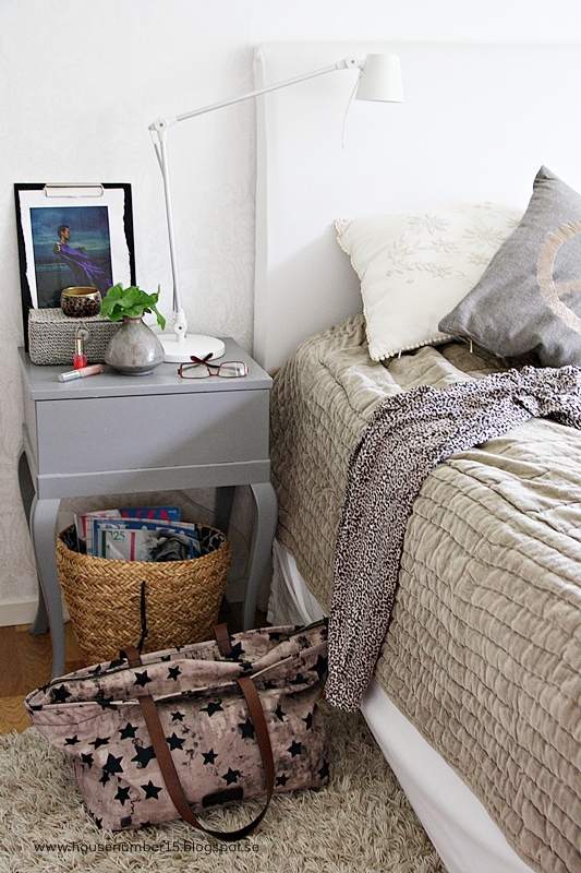 habitación nórdica con color