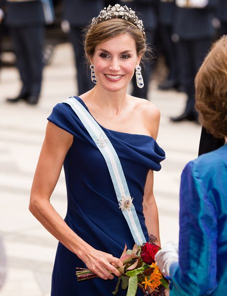 Queen Letizia wore a Navy blue gown, Diamond necklace, diamond earrings, diamon tiara. Princess Anne tiara and necklace, and wore lace dress