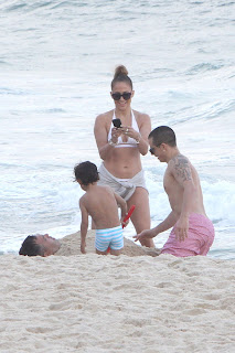 Jennifer Lopez spending some time with her twins