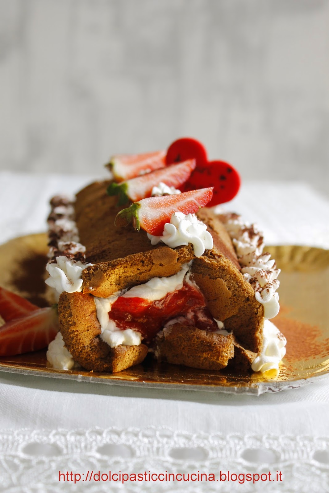 rotolo al cioccolato con panna e fragole per la festa del papà