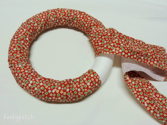 Tutorial para decorar un una corona de Navidad de porexpán con botones forrados y yo-yos