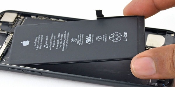 APPLE REPAIRS IPHONE WITH A BATTERY THAT IS NOT ORIGINAL 