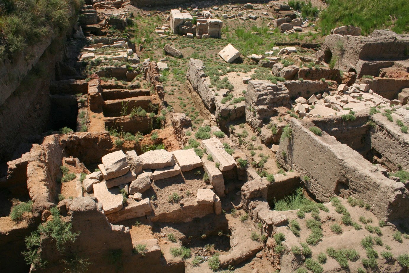 Ruiny města/publikováno z http://www.aedeweb.com/recursos/galerias/heracleopolis-magna/