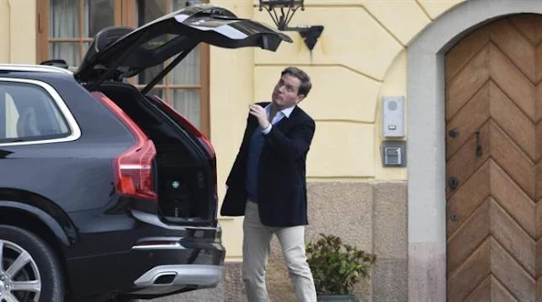  Princess Madeleine, Princess Estelle and Princess Leonore arrived this afternoon at Drottningholm Palace