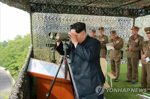 Kim Jong-un observando maniobras militares de Corea del Norte