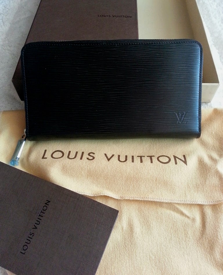 B e e B a a C L O S E T: Louis Vuitton Brazza Taiga Wallet M32572 for Men