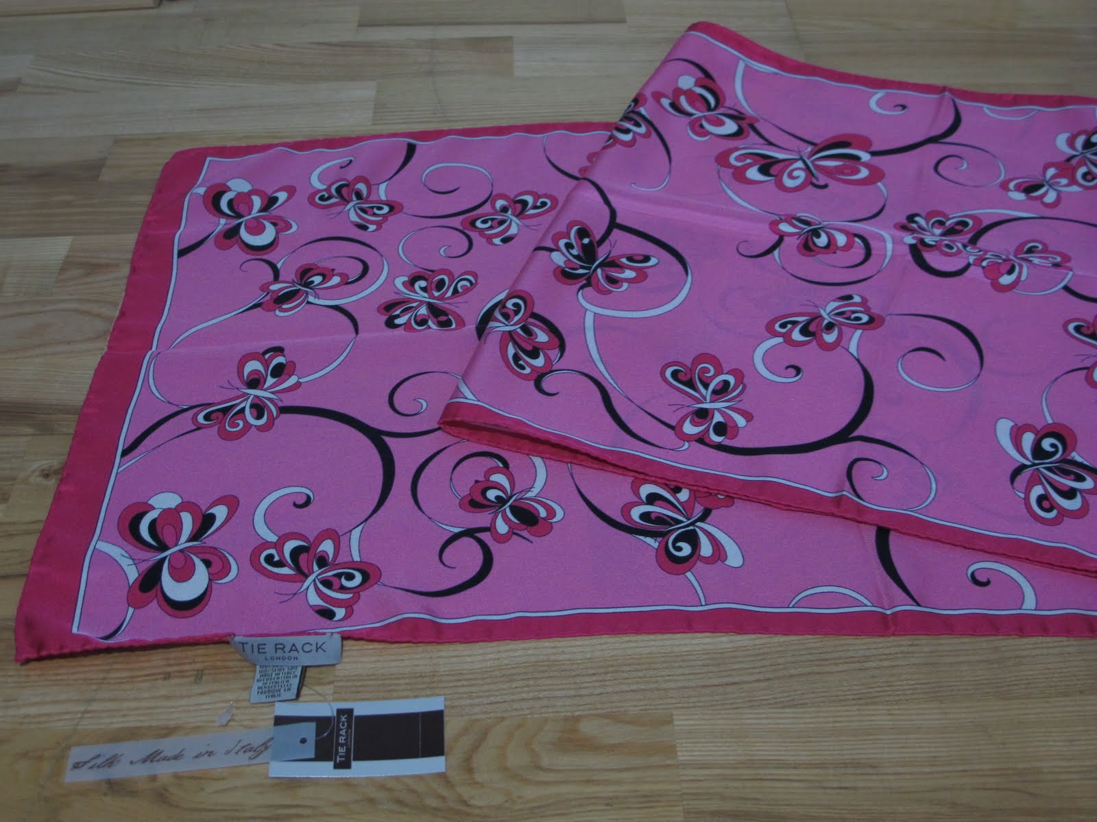 LoNdon dEaLs Tie RaCk Silk Scarves