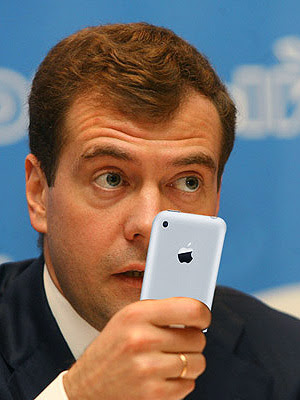 Медведев потребовал отменить мобильное рабство