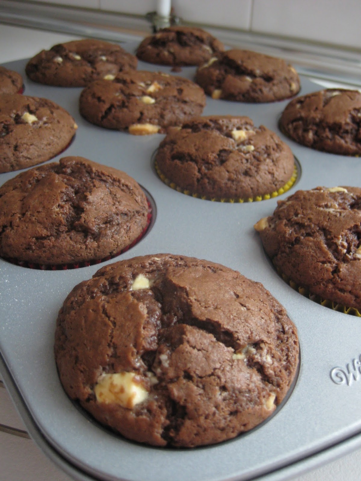 MUFFINS DE CHOCOLATE NEGRO CON PEPITAS DE CHOCOLATE BLANCO