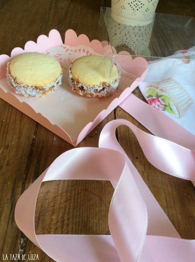 alfajores-de-maicena-en-una-caja-de-regalo