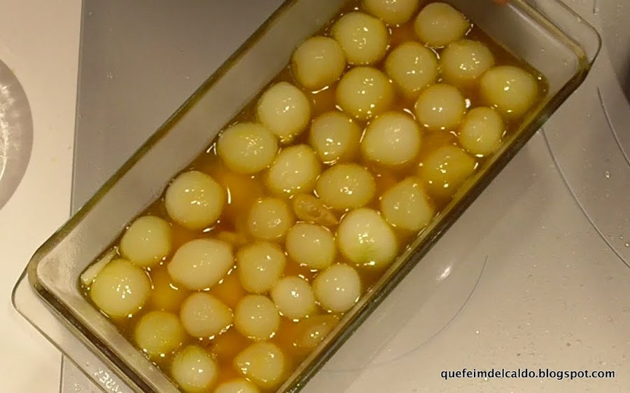 Jamoncitos de pavo confitados con cebollitas glaseadas