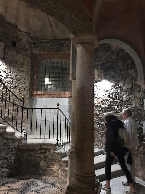 イゾラベッラ（ベッラ島）の宮殿内　螺旋階段でグロットから上階へ