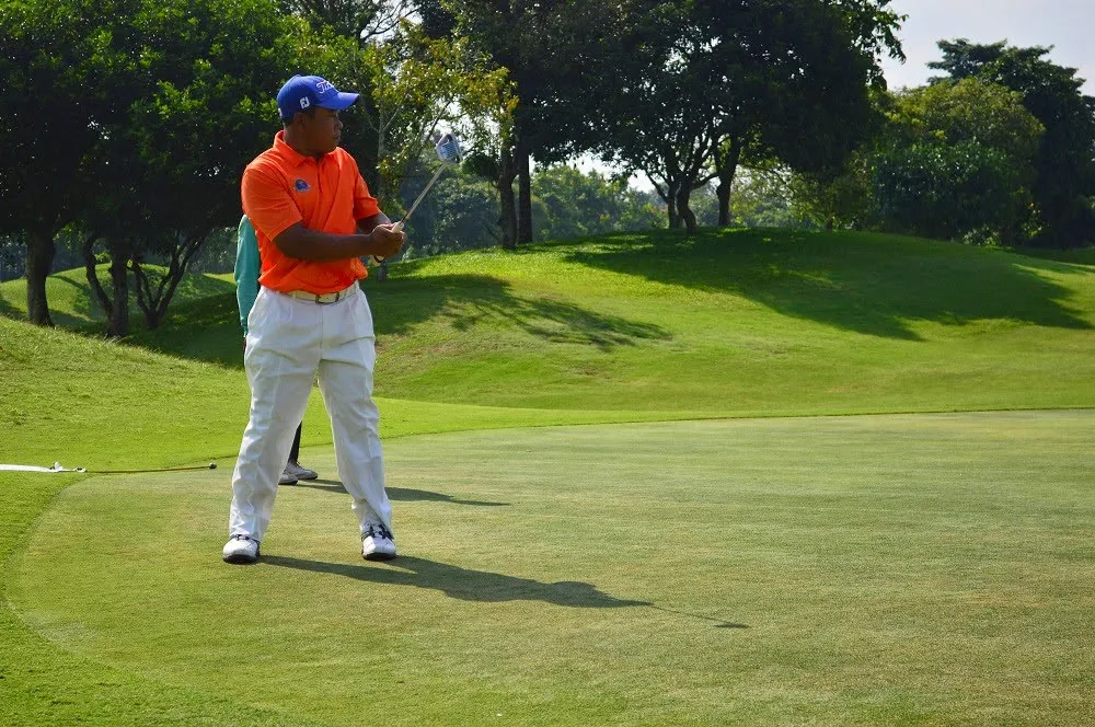 ketut-sugiarta-bermain-dengan-sangat-hati-hati-di-indonesian-golf-tour-2014